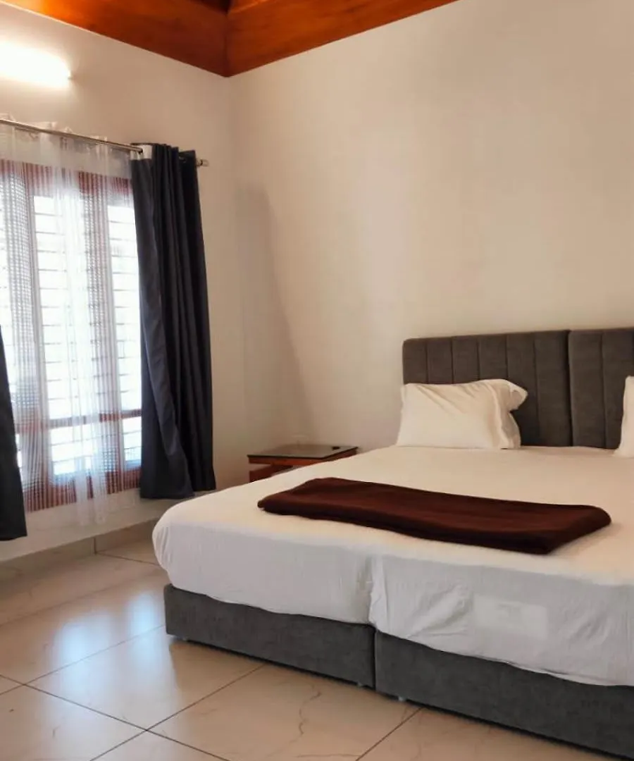 Resort Hotel The Royal Island Mundrothuruth